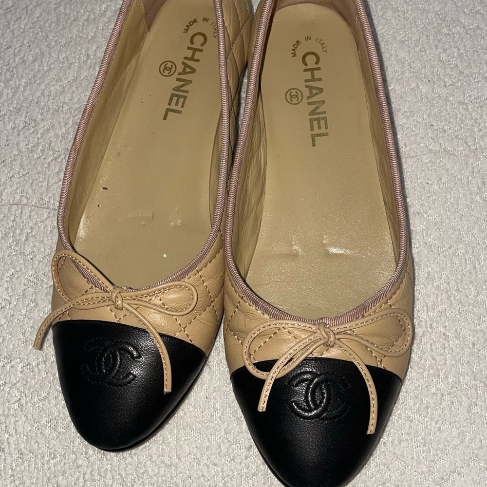 CHANEL Two-Tone Beige and Black Flats